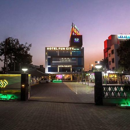 Hotel Fun City Navsari Dış mekan fotoğraf