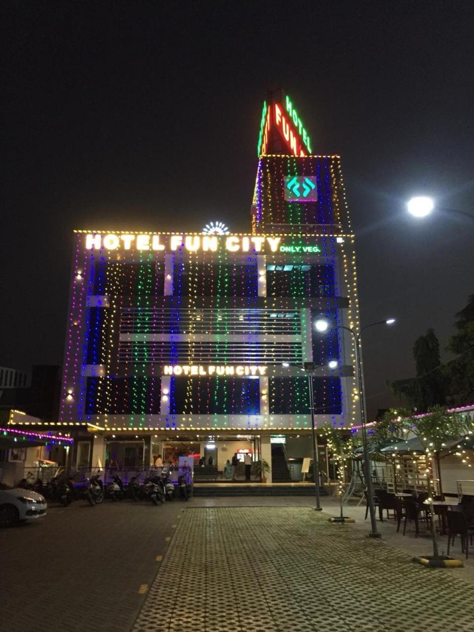Hotel Fun City Navsari Dış mekan fotoğraf