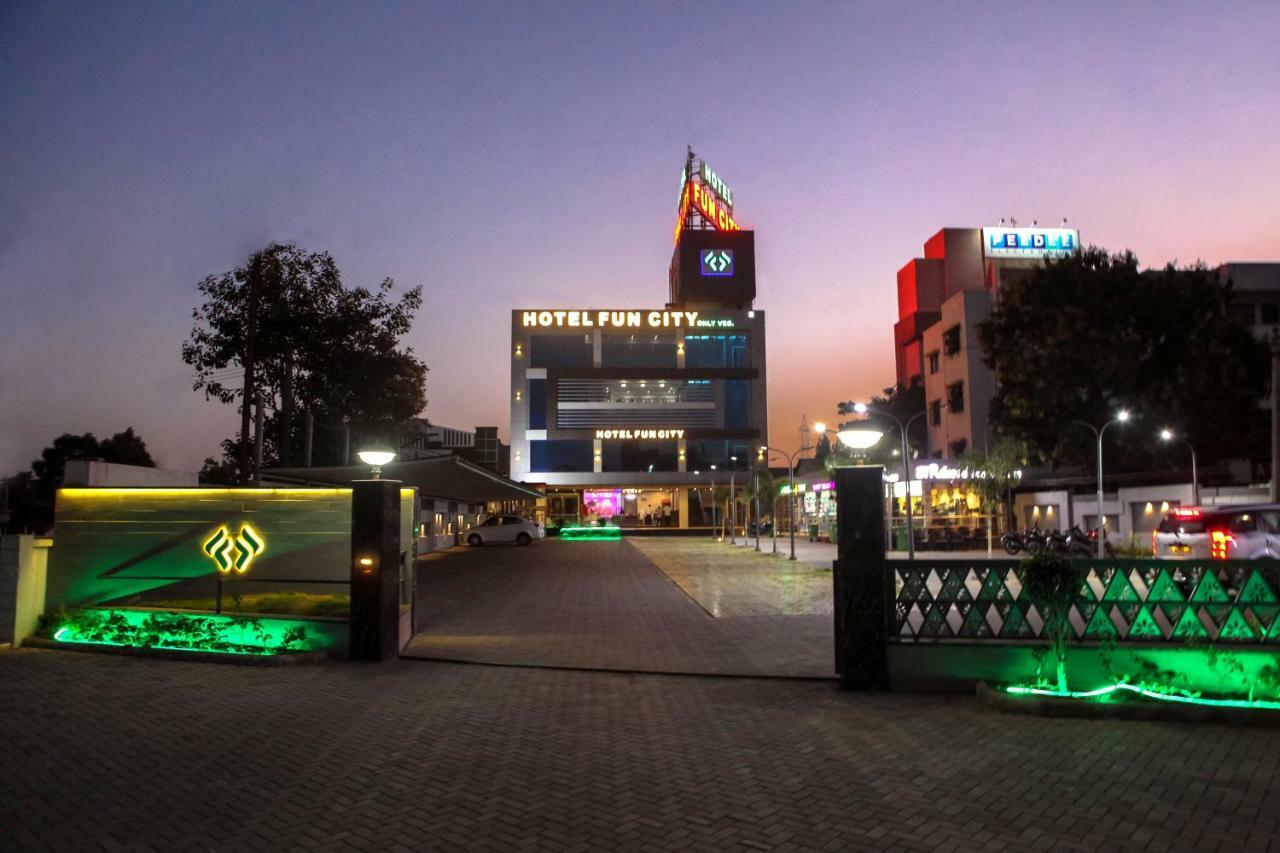 Hotel Fun City Navsari Dış mekan fotoğraf