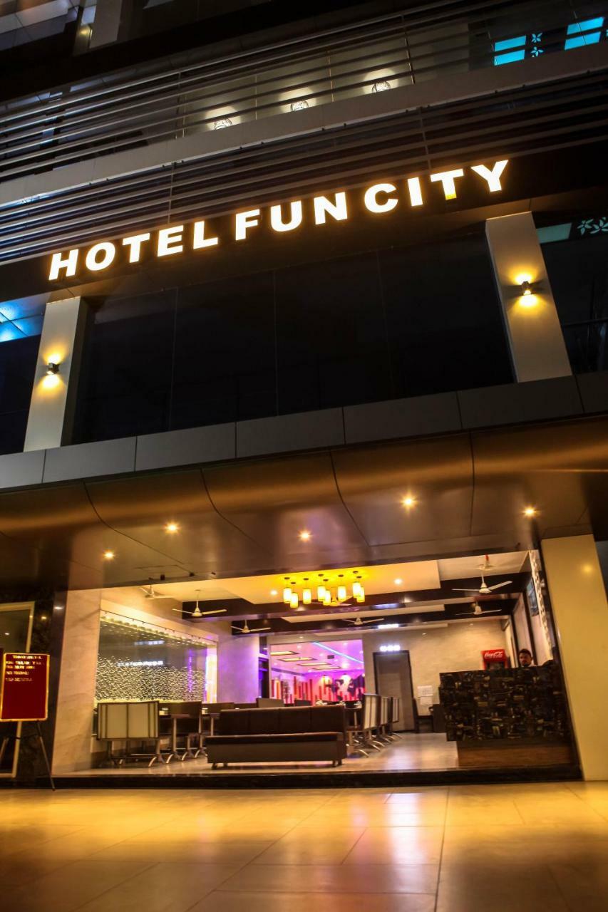 Hotel Fun City Navsari Dış mekan fotoğraf