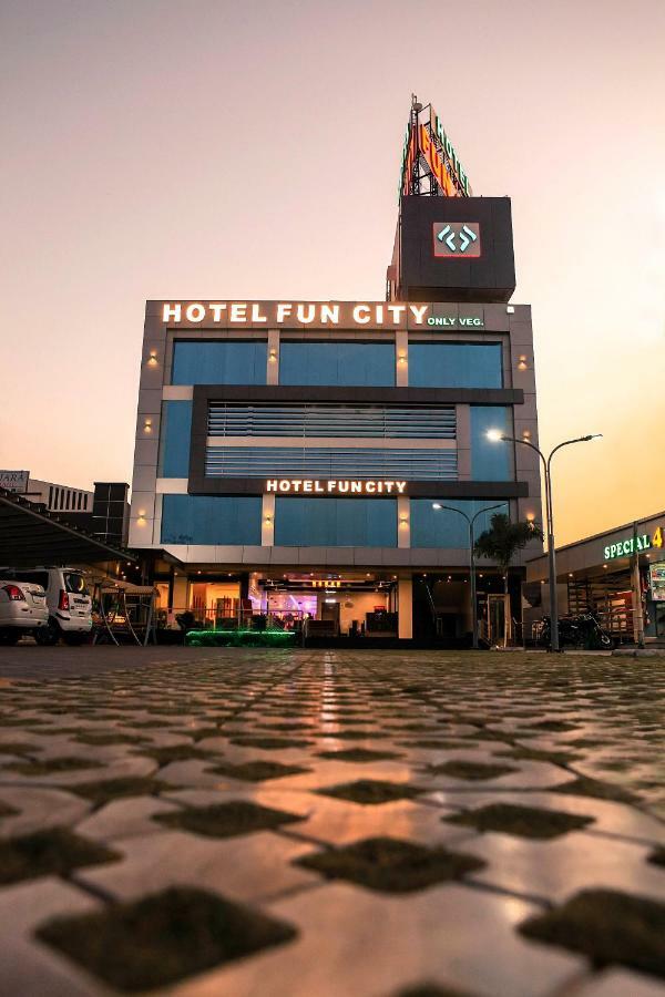 Hotel Fun City Navsari Dış mekan fotoğraf