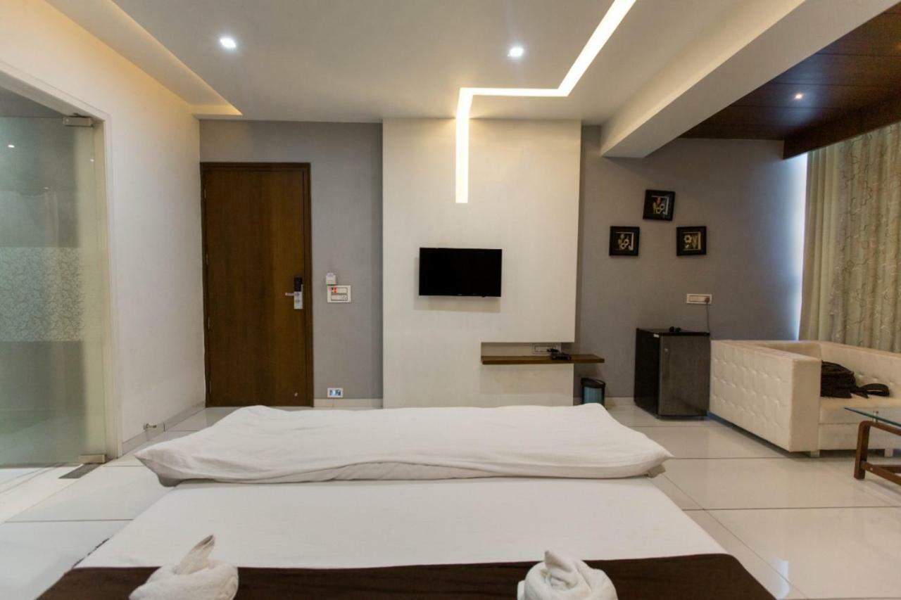 Hotel Fun City Navsari Dış mekan fotoğraf